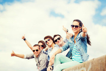 teenagers showing thumbs up