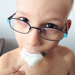 Chłopiec je loda © Tomasz Niewęgłowski