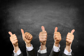 Daumen Hoch vor der Tafel