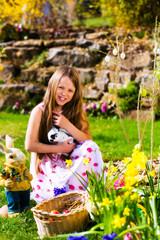 Mädchen auf Ostereiersuche und Osterhase © Kzenon