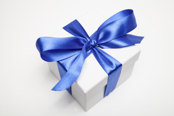 geschenk mit blauer schleife