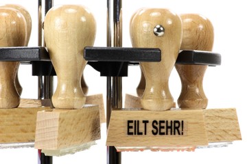 Stempel im Halter vor weißem Hintergrund