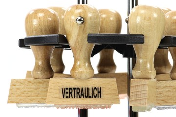 Stempel im Halter vor weißem Hintergrund