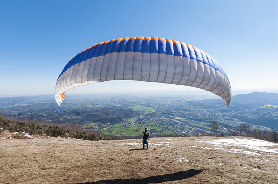 pilota di parapendio decollo