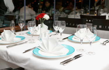 Table arrangement in an expensive restaurant