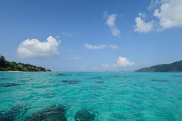 Obraz premium Sandy coast and clear sea of the Tarutao marine National Park. S