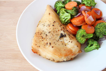 Grilled chicken breast with vegetables - 62756553