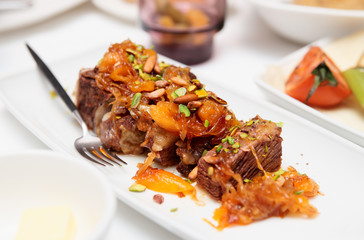Beef ribs with apricots and onion