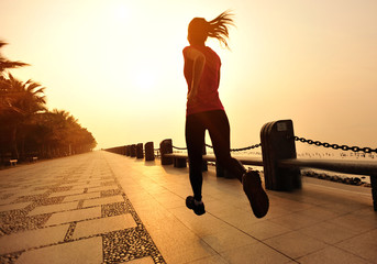 femme de mode de vie sain jogging au parc en bord de mer au lever du soleil