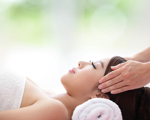 Obraz na płótnie Canvas beautiful woman receiving massage