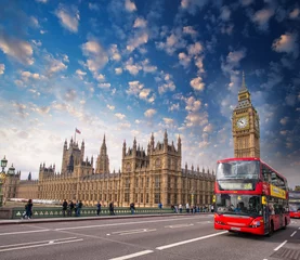 Foto op Canvas Klassieke dubbeldekkerbus die Westminster Bridge oversteekt © jovannig