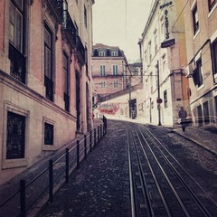 Fototapeta na wymiar tory tramwajowe w Lizbonie
