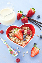 Muesli mit frischen Beeren