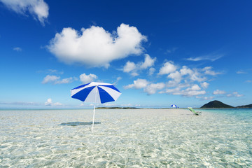 美しい沖縄のビーチと夏空