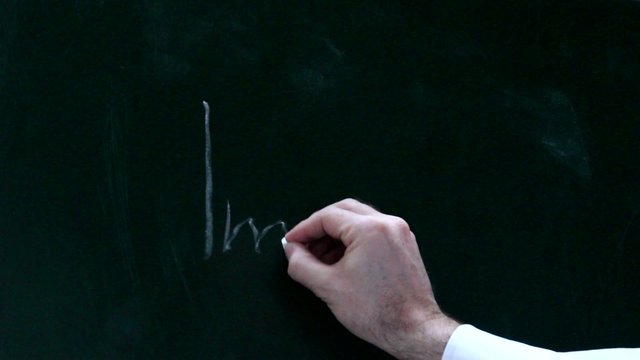 Eine M&auml;nnerhand schreibt Immer auf eine Tafe