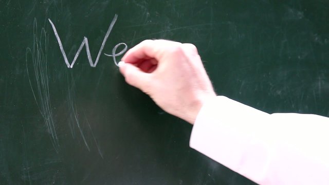 Eine M&auml;nnerhand schreibt  wer weiss es auf eine Tafel