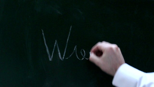 Eine M&auml;nnerhand schreibt Wie auf eine Tafel