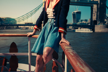 Obraz premium Woman touring the Thames on a boat