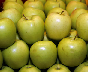 Many grreen apples