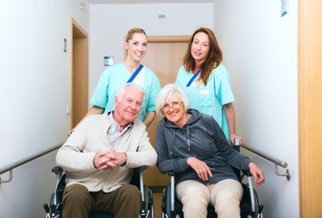 Fototapeta premium Pflegerinnen mit senioren im Krankenhaus