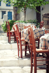 Plakat Stoły i krzesła na zewnątrz kawiarni, Ateny, Greece.Toned rocznika pho