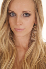 Naklejka premium blond woman head close slight smile
