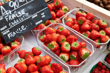 Fresh strawberries - 62794753