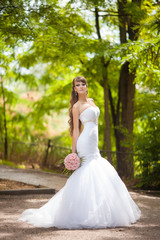 Fototapeta na wymiar Beautiful bride in wedding day In bridal dress. newlywed woman