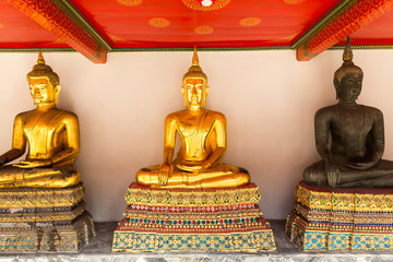 Set of Buddha statues against wall (Wat Po Temple)