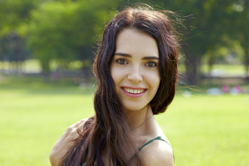 Naklejka premium Young close up in park a