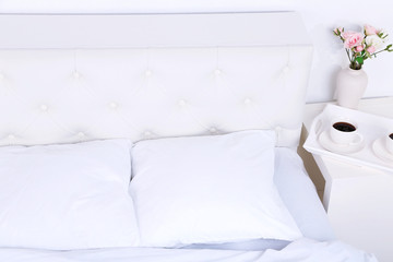 Fototapeta na wymiar Wygodne miękkie łóżko z poduszkami