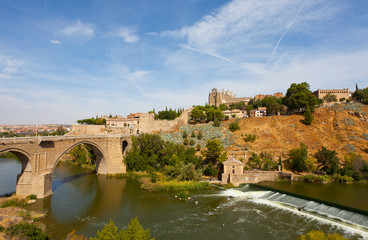 Fototapeta na wymiar Alkantar Bridge in Toledo, Spain