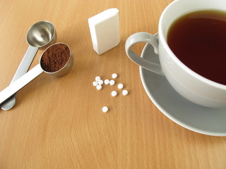 Schwarzer Kaffee mit Süßstofftabletten