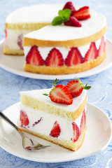 Sponge cake with strawberries and vanilla cream.