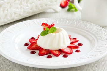 Strawberry blancmange garnished with fresh strawbe