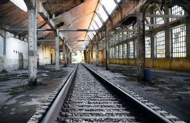 Fototapeta na wymiar szyny w opuszczonej fabryce