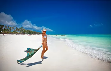 Fotobehang Zanzibar Mode vrouw ontspannen op het prachtige tropische strand in Afrika.