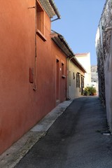 Fototapeta na wymiar Ulica i kolorowe elewacje w Aubagne, Prowansja