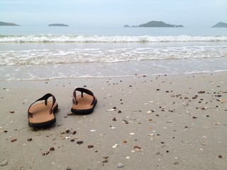 Fototapeta na wymiar shoes on the beach