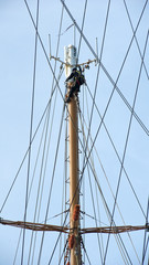 Obraz premium Man at work climbed the shrouds