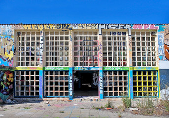 bâtiment abandonné recouvert de graffiti