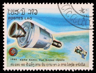 Stamp, Laos shows experimental flight of Soyuz and Apollo