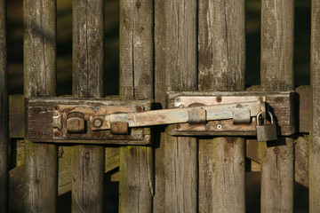 Verschlossenes Zauntor