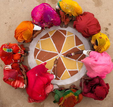 Women in sari painting