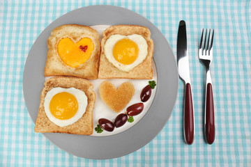 Scrambled eggs with bread on plate, on color napkin