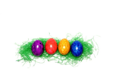Bunte Ostereier im Osternest