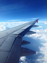 Obraz premium aircraft wing on tle sky