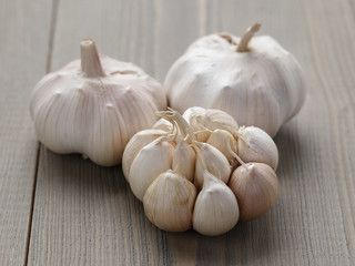 whole garlic on wood table