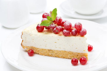 vanilla cheesecake with fresh red currants