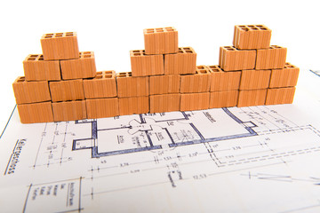 Symbolfoto Bauträger Isolierte Ziegelhausreihe mit Holzwürfel